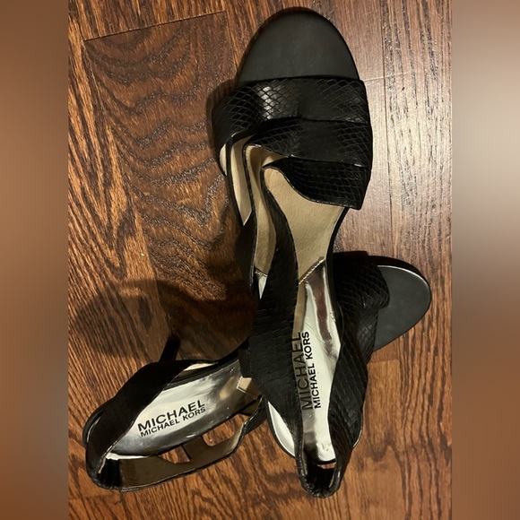 Michael Kors size 8 1/2 sandals - Picture 3 of 6